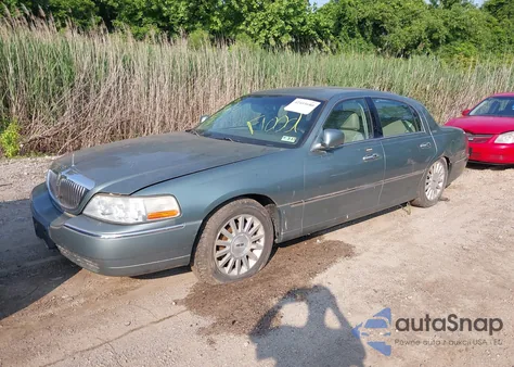 2004 Lincoln Town Car Executive/Signature z USA, uszkodzony, nr VIN 1LNHM81W44Y601648